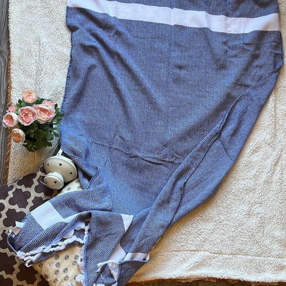 Trina Turk lightweight throw - Picture 5 of 6